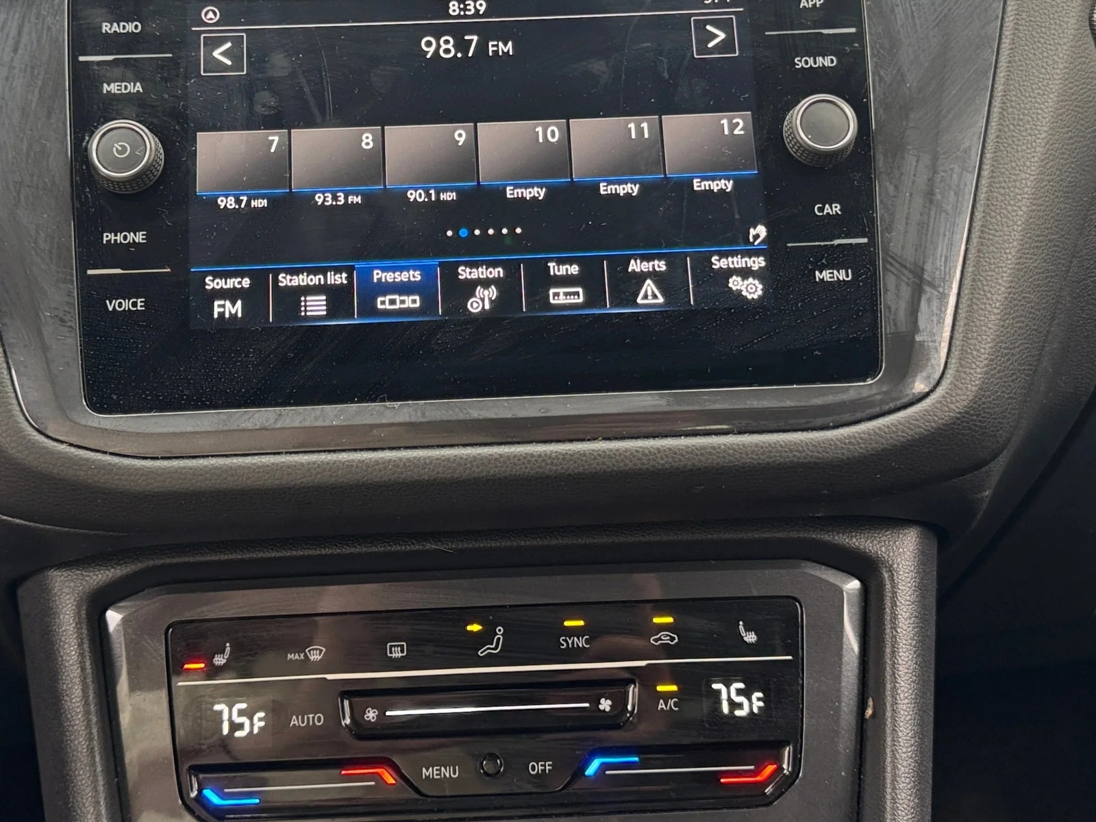 Thumbnail: 2023 Volkswagen Tiguan - 3