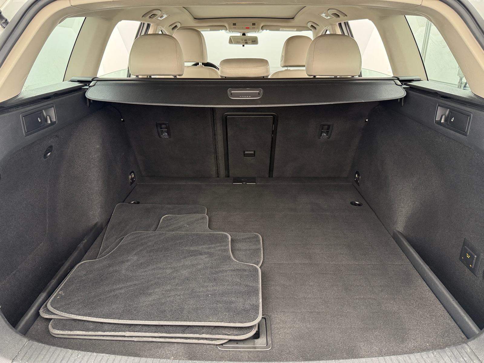 Thumbnail: 2016 Volkswagen e-Golf - 7