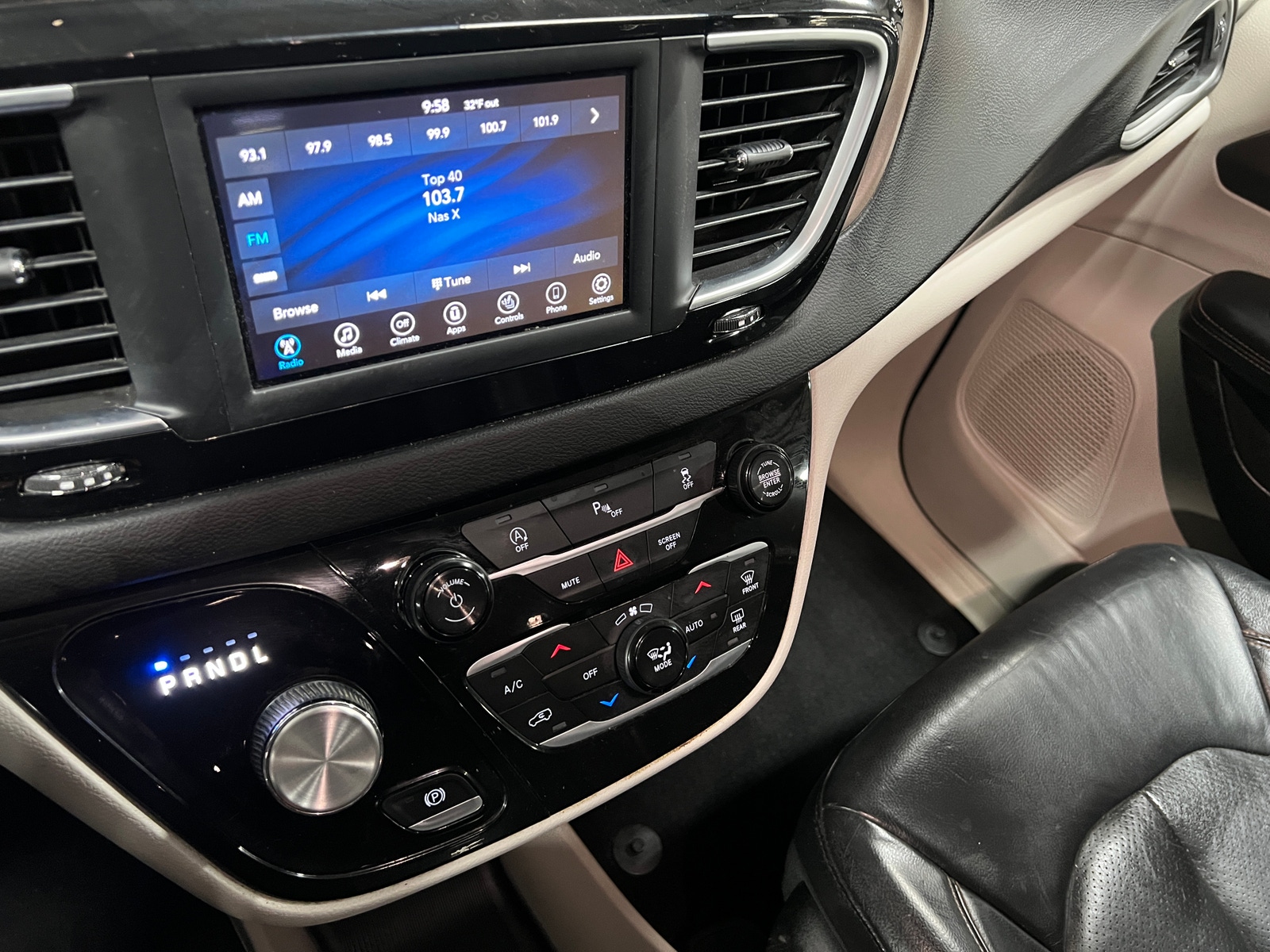 Thumbnail: 2018 Chrysler Pacifica - 3