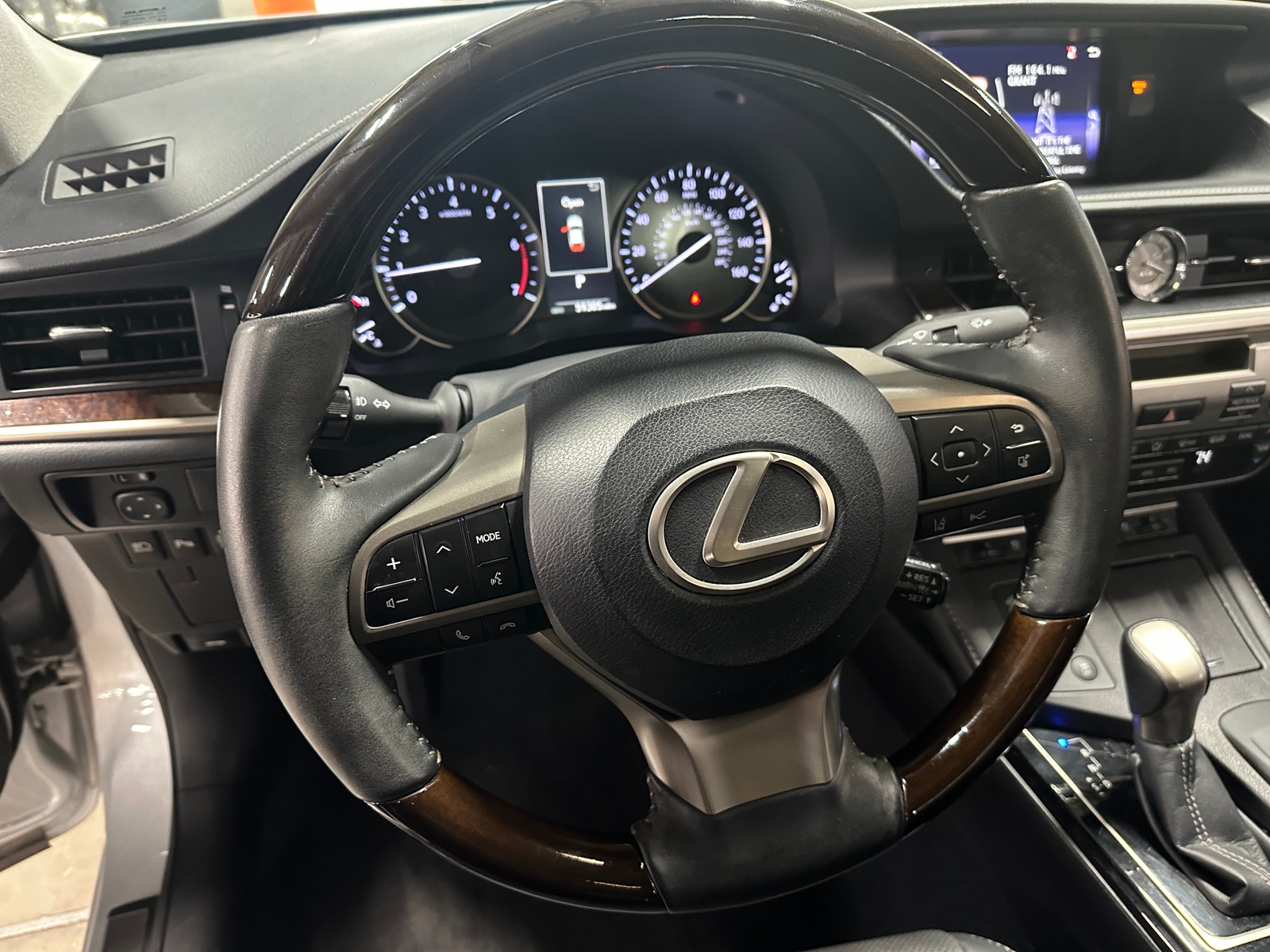 Thumbnail: 2017 Lexus ES - 4