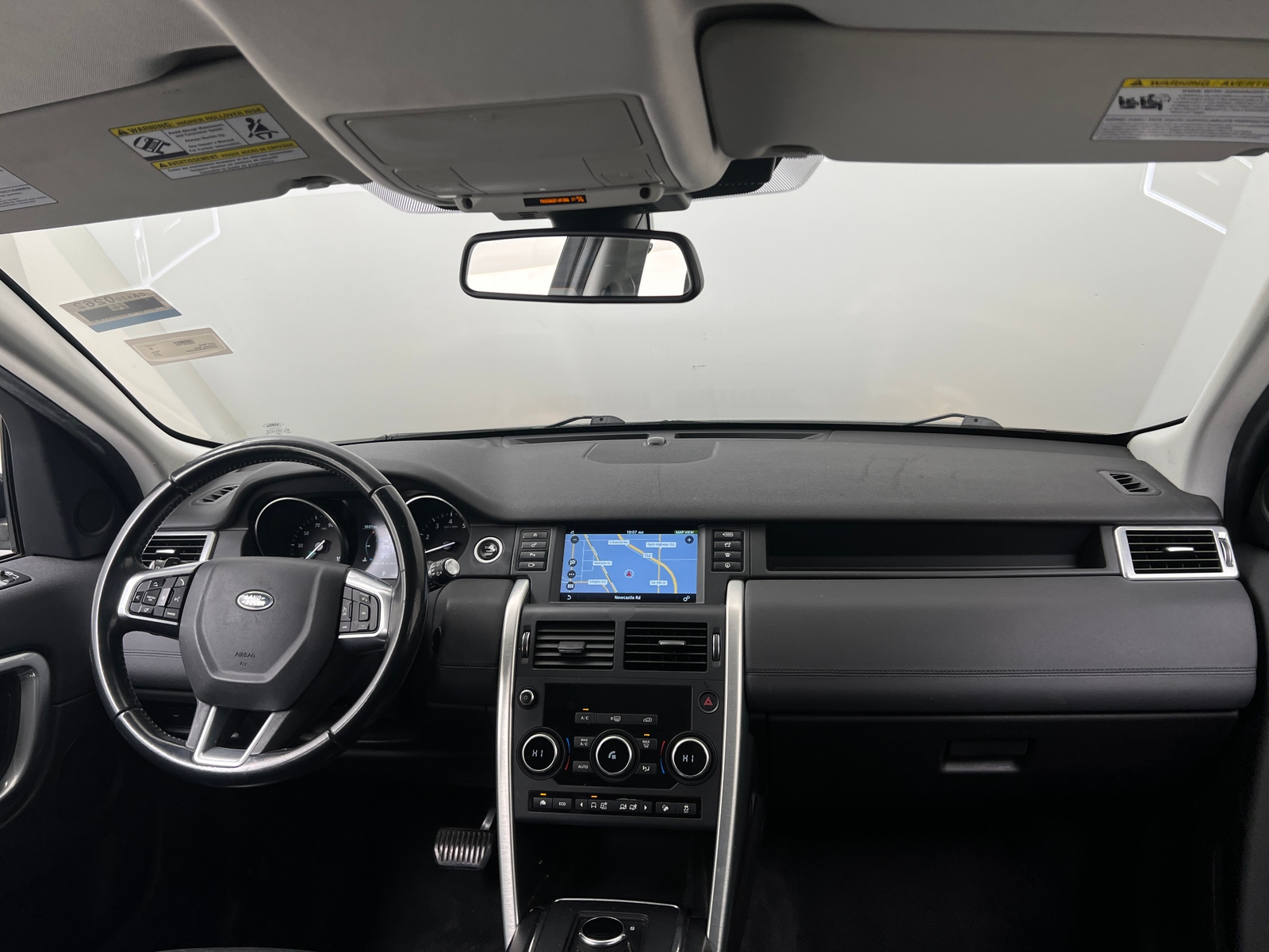 Thumbnail: 2017 Land Rover Discovery Sport - 3