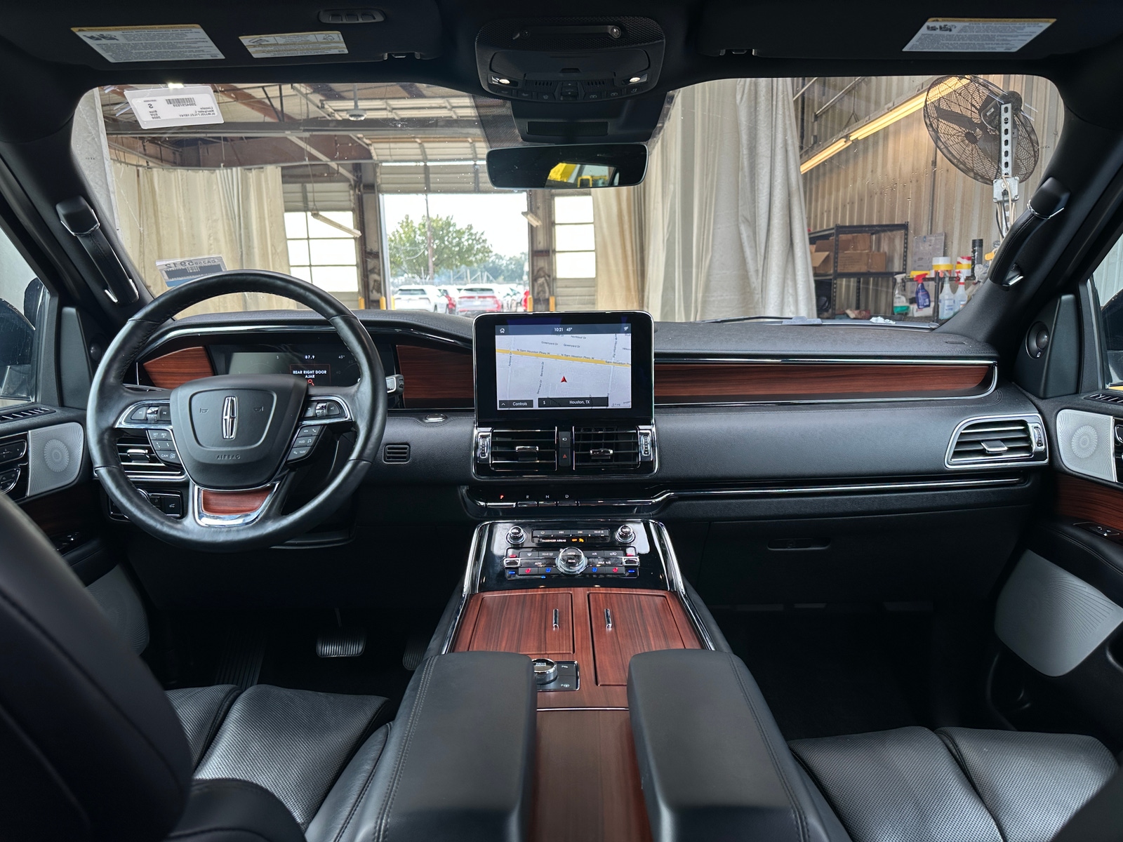 Thumbnail: 2020 Lincoln Navigator L - 2