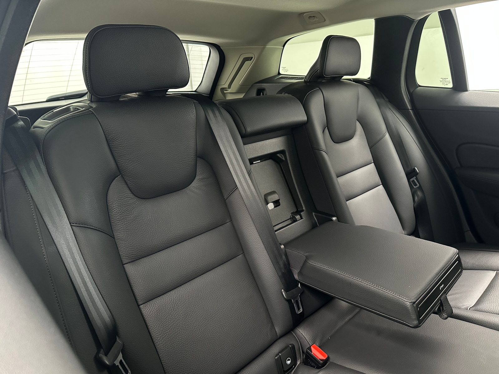 Thumbnail: 2025 Volvo V60 - 5