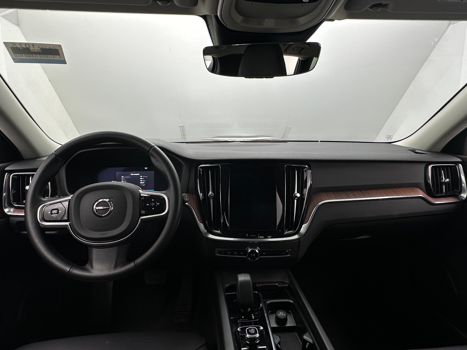 Thumbnail: 2025 Volvo V60 - 2
