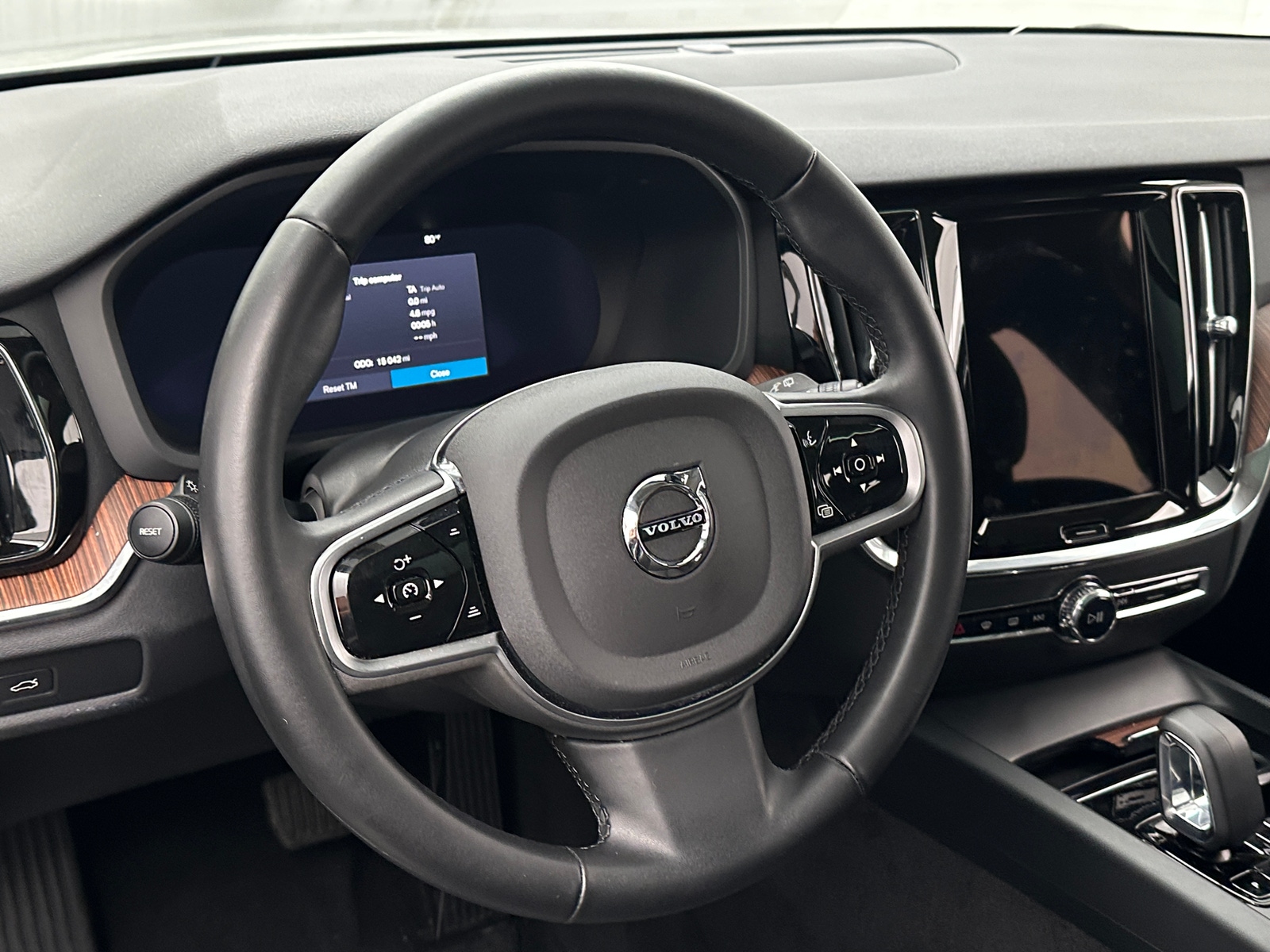 Thumbnail: 2025 Volvo V60 - 4