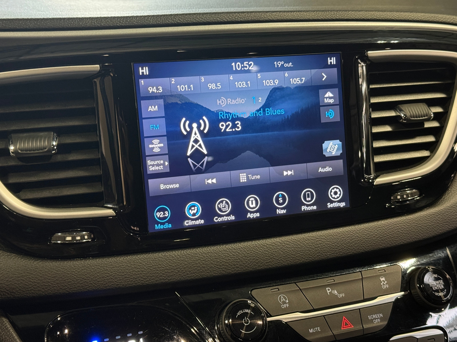 Thumbnail: 2020 Chrysler Pacifica - 3