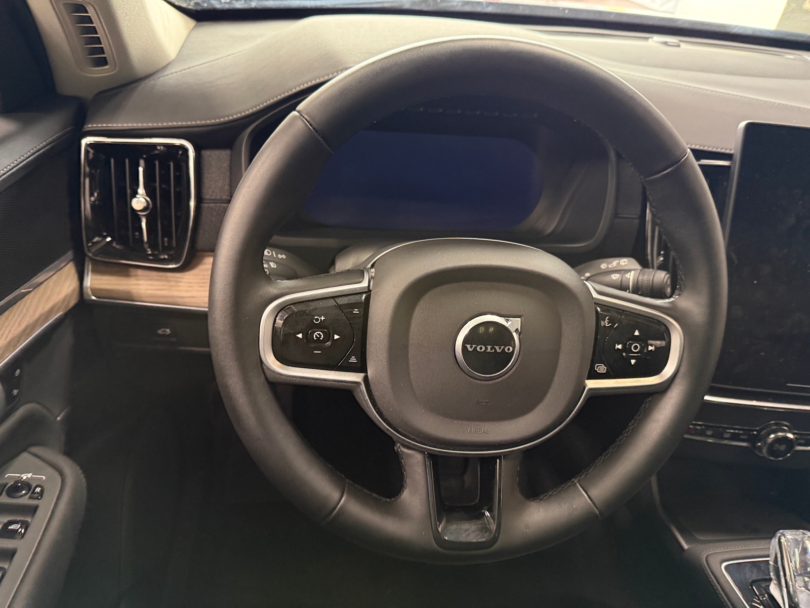 Thumbnail: 2025 Volvo XC90 - 4