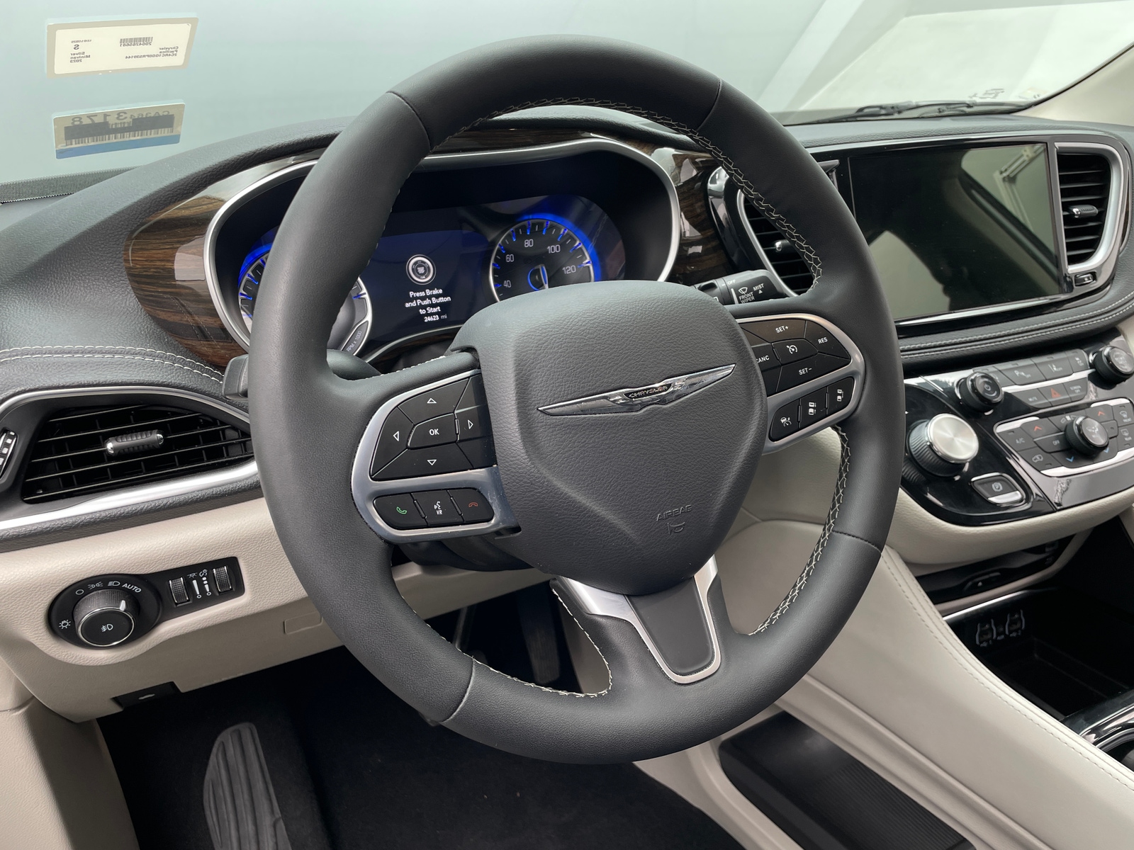 Thumbnail: 2023 Chrysler Pacifica - 4