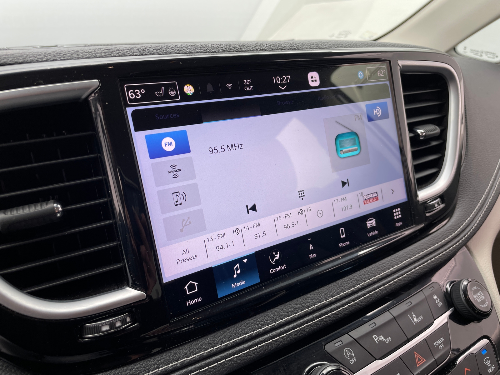 Thumbnail: 2023 Chrysler Pacifica - 3