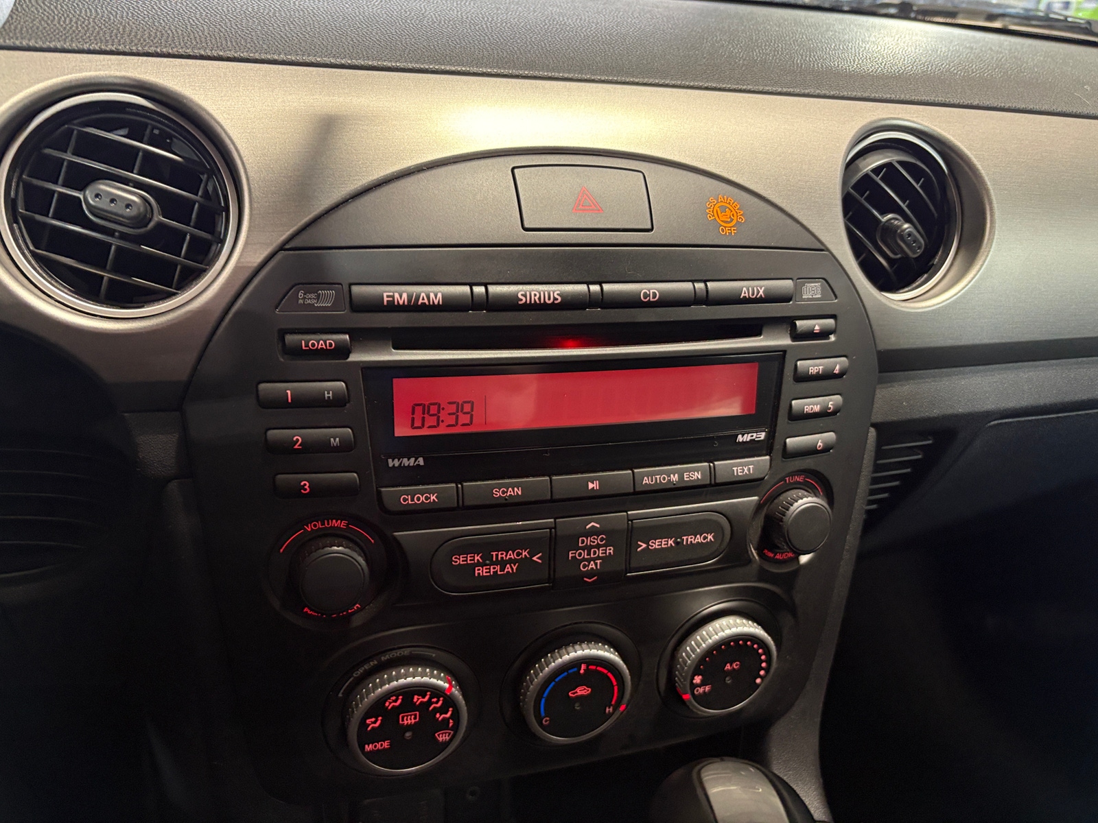 Thumbnail: 2011 Mazda MX-5 Miata - 4