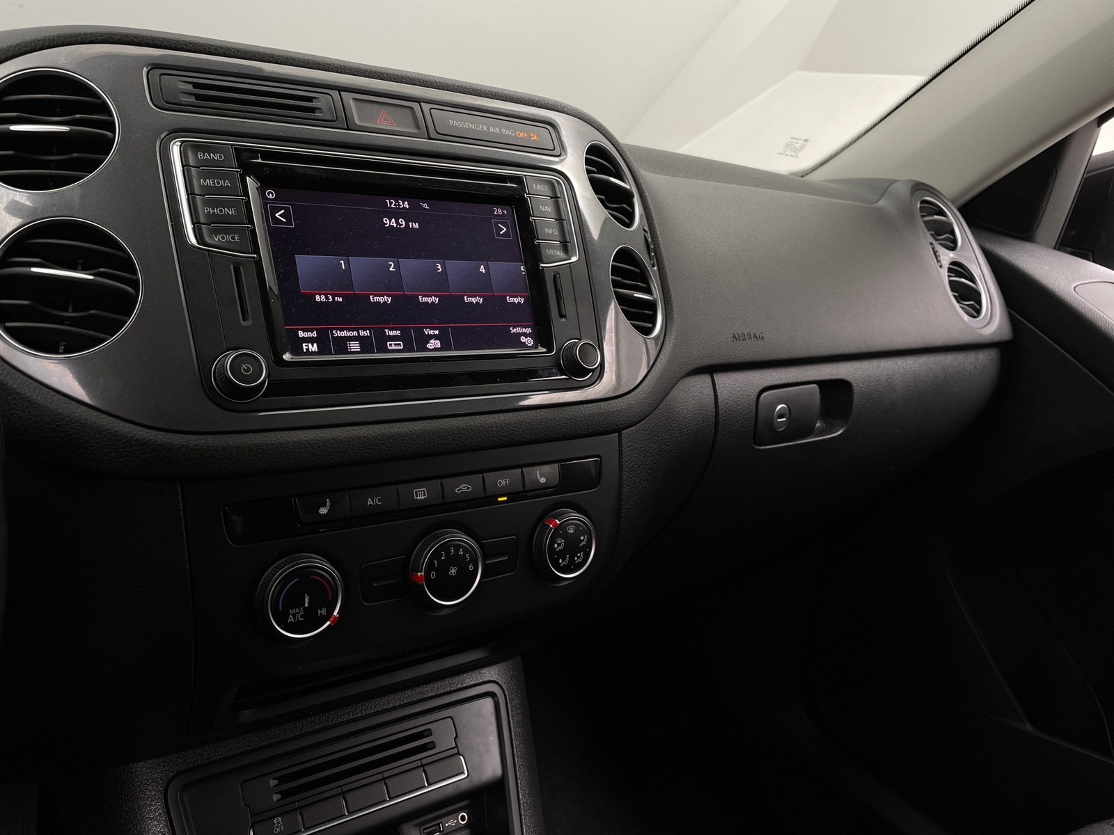 Thumbnail: 2016 Volkswagen Tiguan - 4