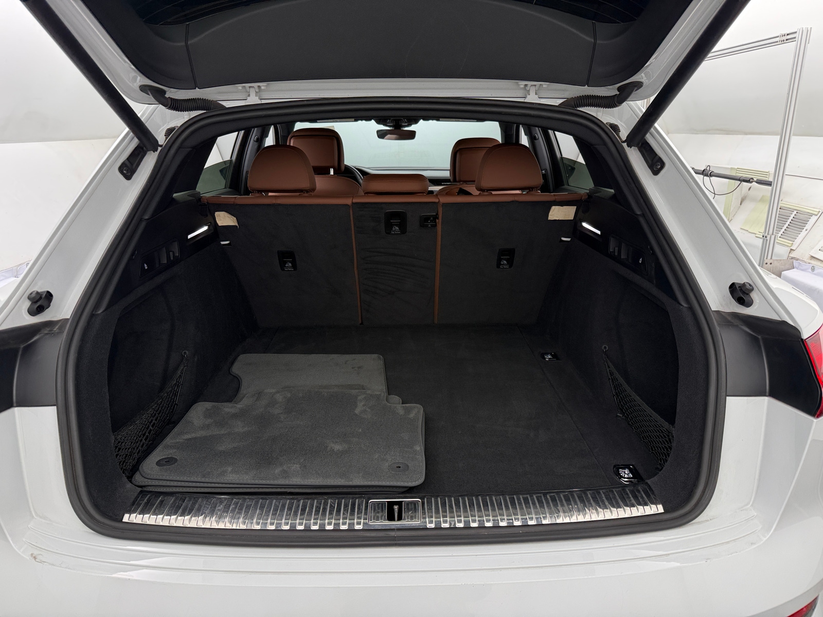 Thumbnail: 2019 Audi e-tron - 6