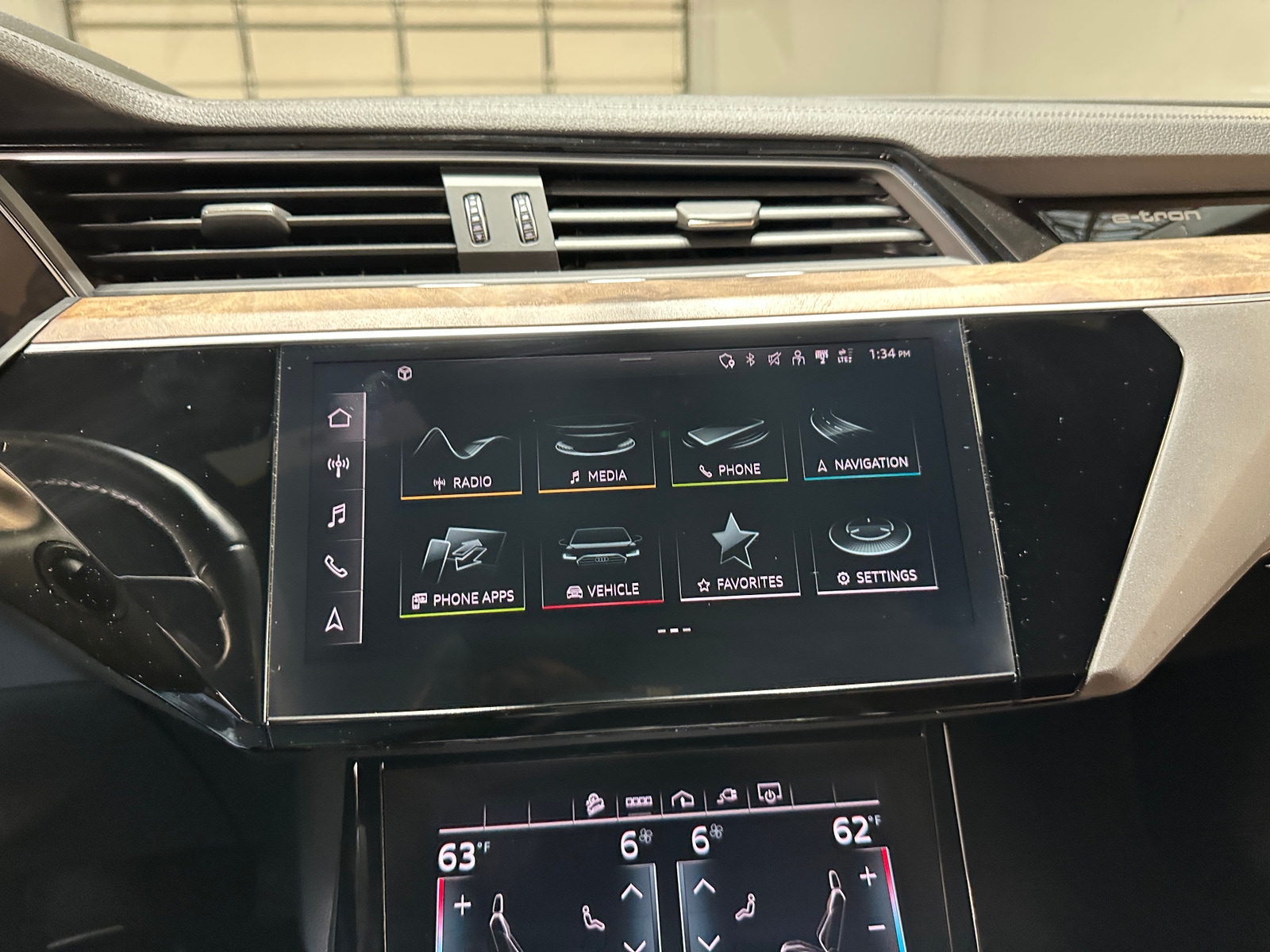 Thumbnail: 2022 Audi e-tron - 3