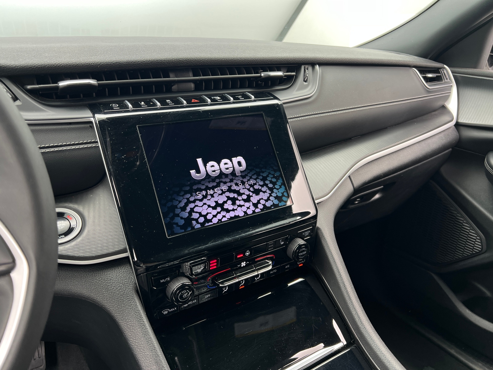 Thumbnail: 2024 Jeep Grand Cherokee L - 3