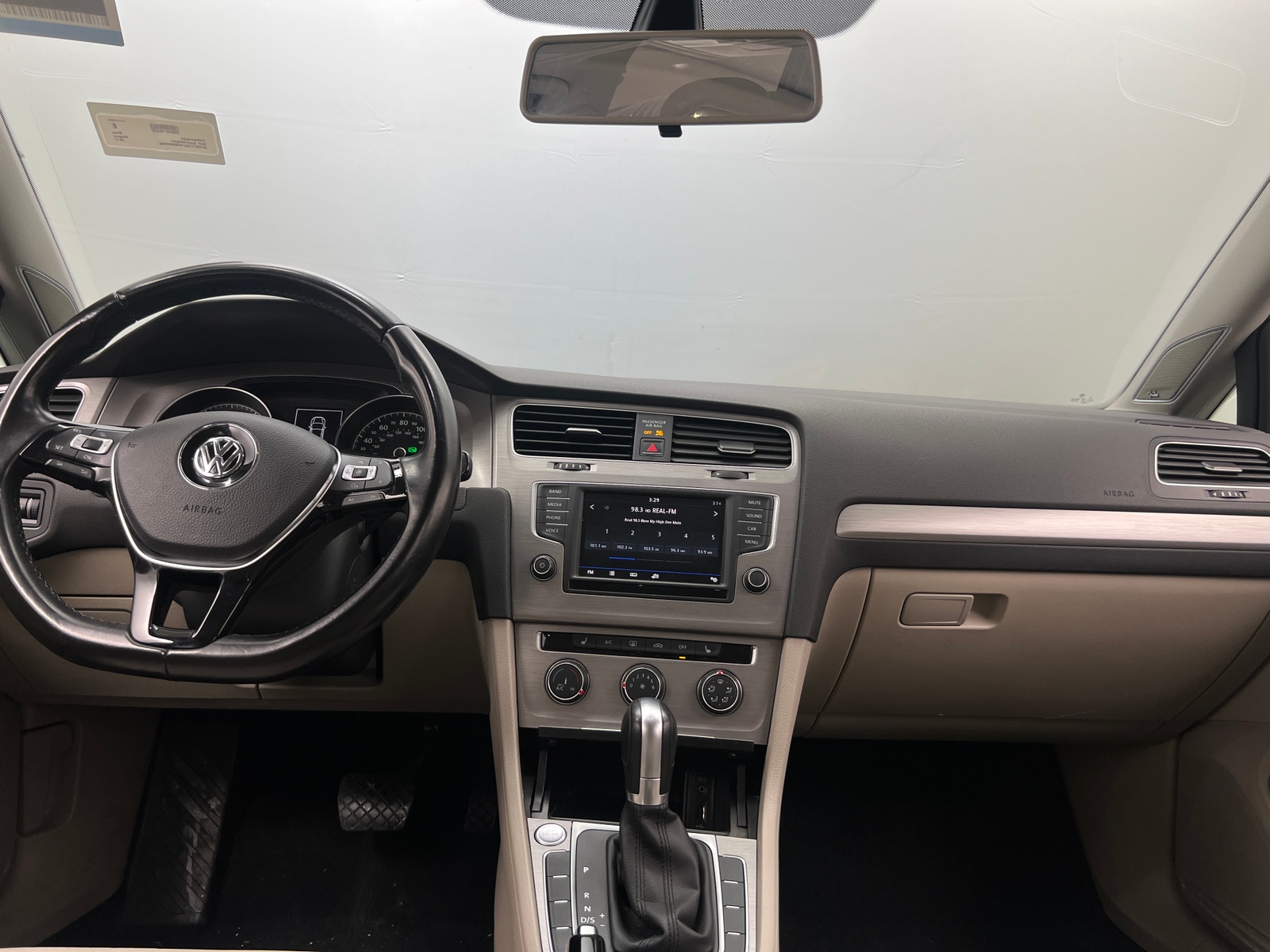 Thumbnail: 2017 Volkswagen e-Golf - 3