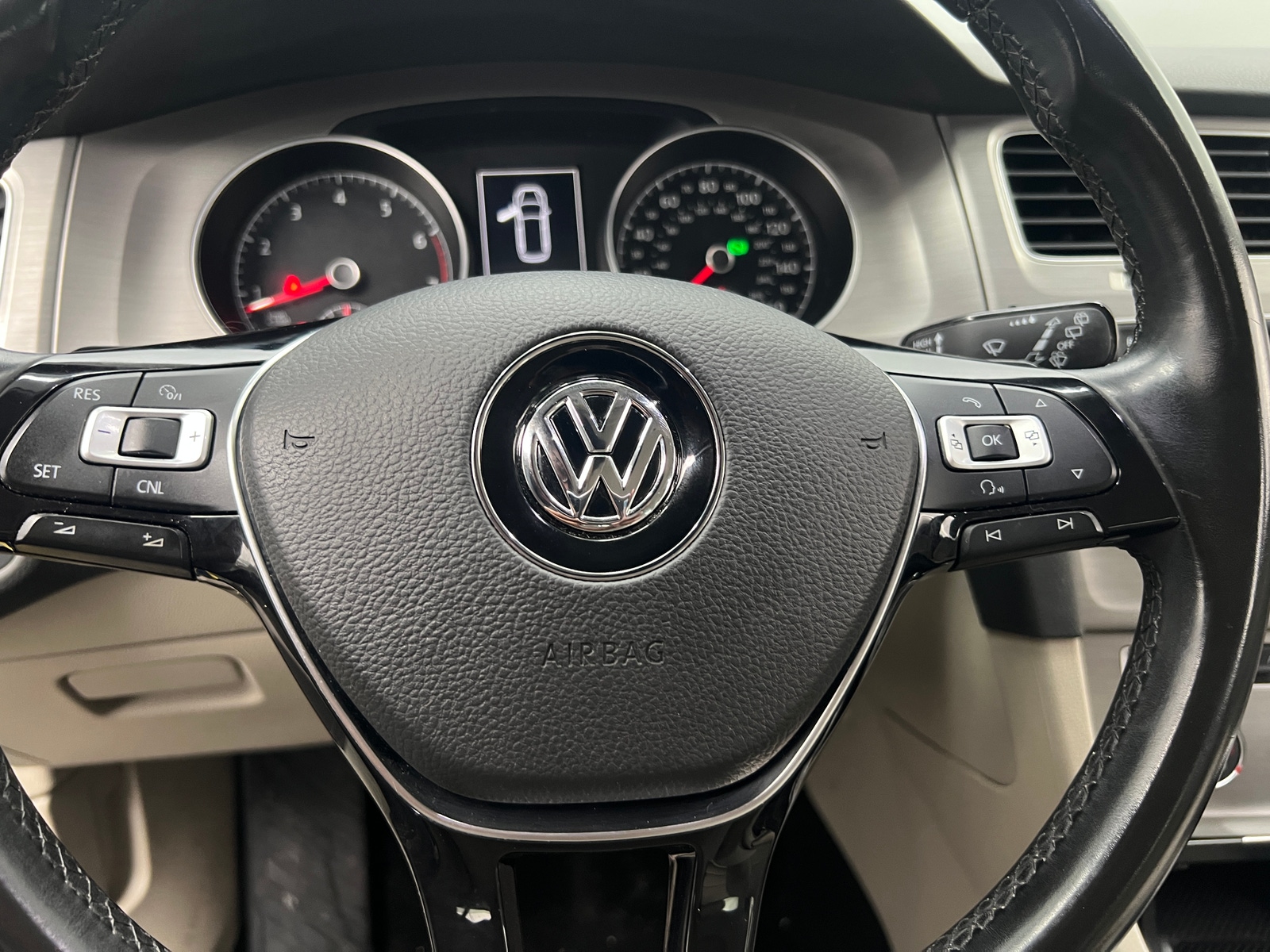 Thumbnail: 2017 Volkswagen e-Golf - 5