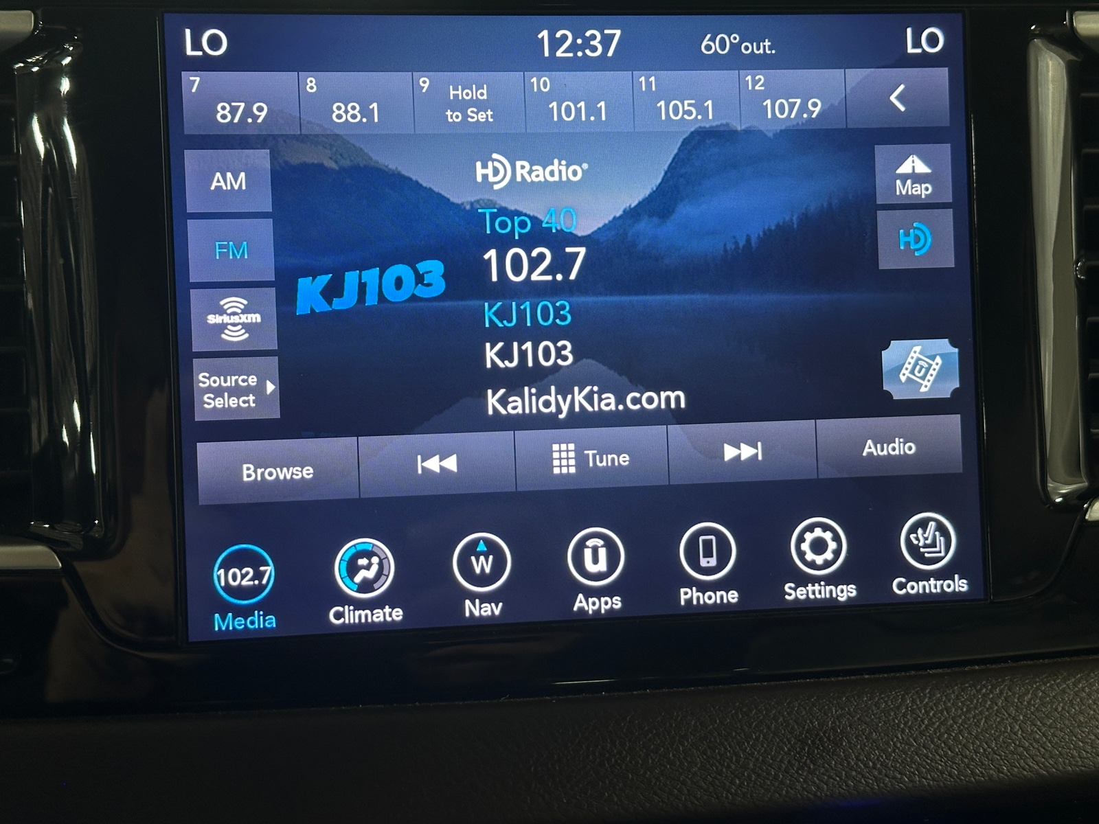 Thumbnail: 2020 Chrysler Pacifica - 3