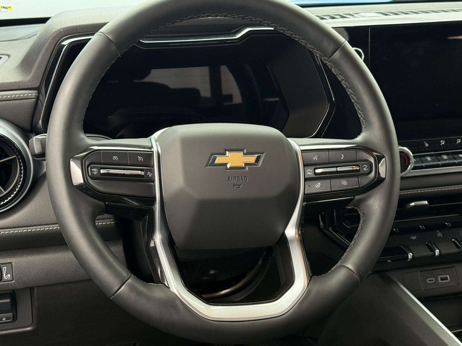 Thumbnail: 2024 Chevrolet Colorado - 4