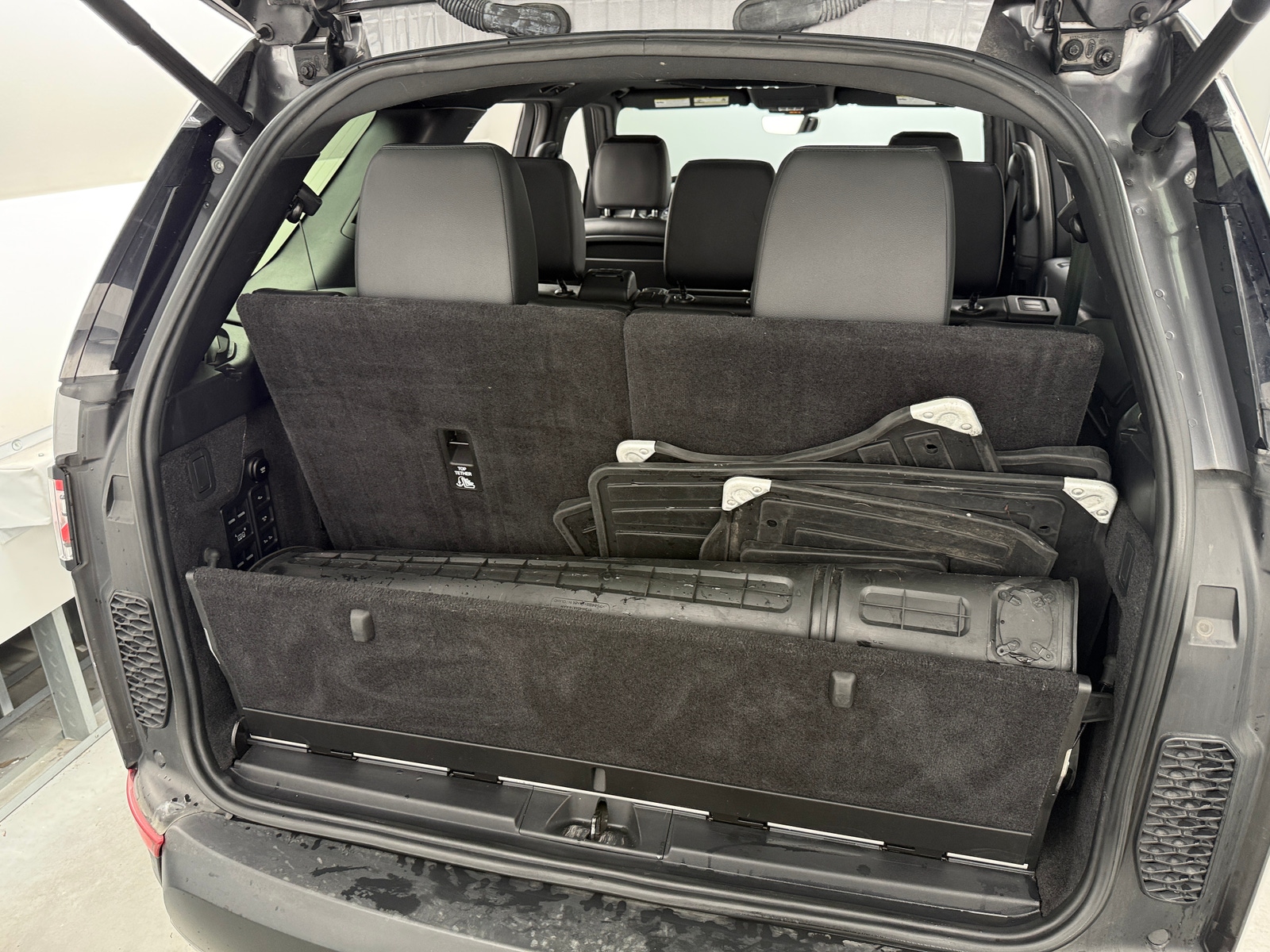 Thumbnail: 2020 Land Rover Discovery - 6