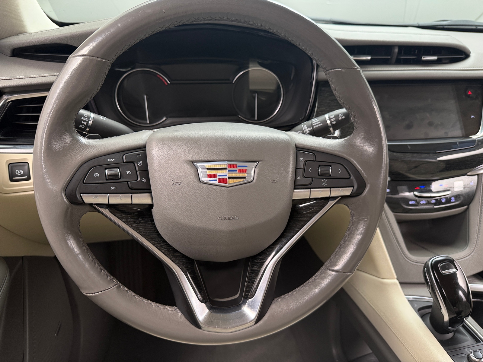 Thumbnail: 2022 Cadillac XT6 - 4