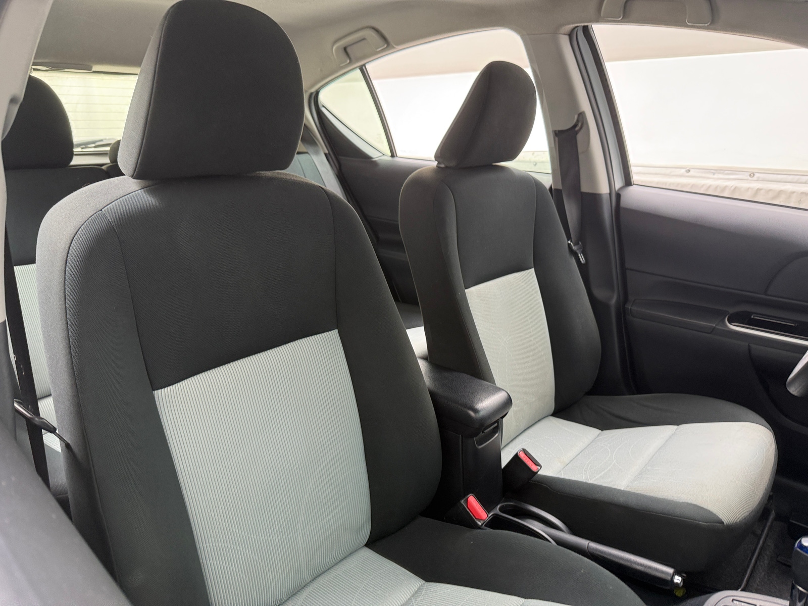 Thumbnail: 2015 Toyota Prius c - 2