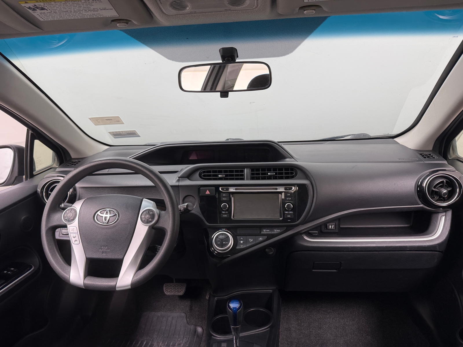 Thumbnail: 2015 Toyota Prius c - 3