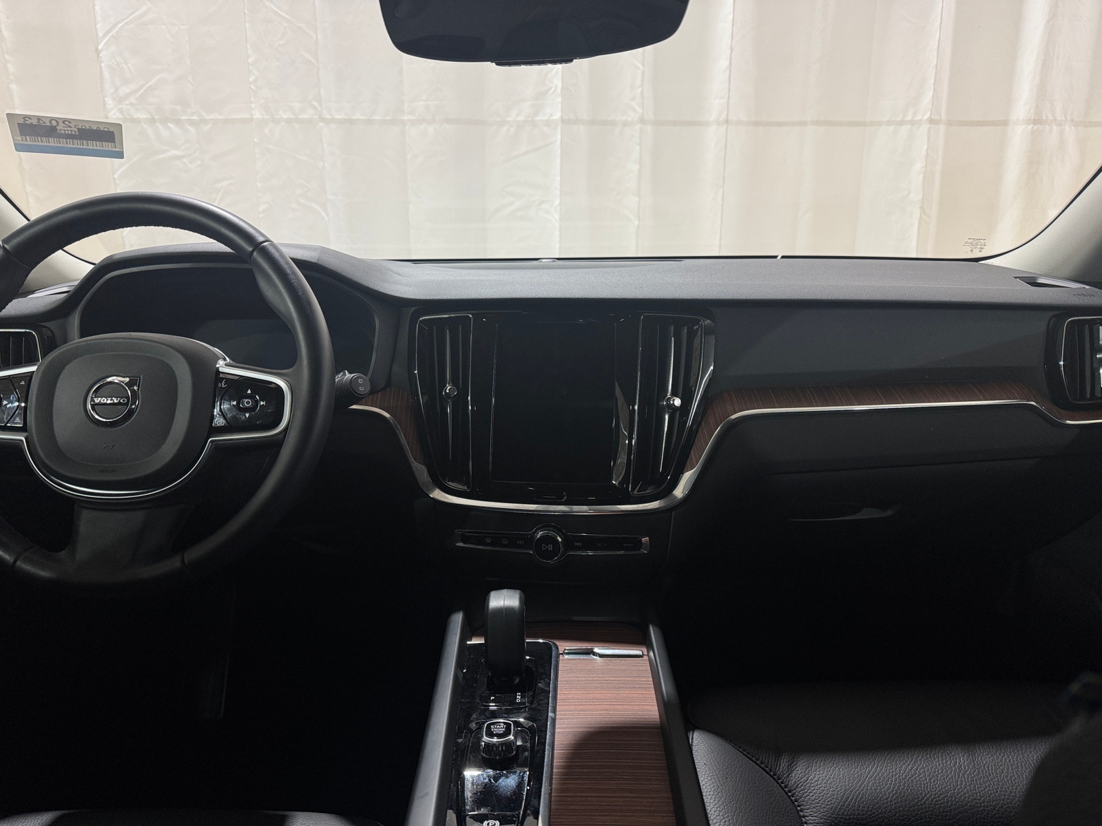 Thumbnail: 2025 Volvo V60 - 2