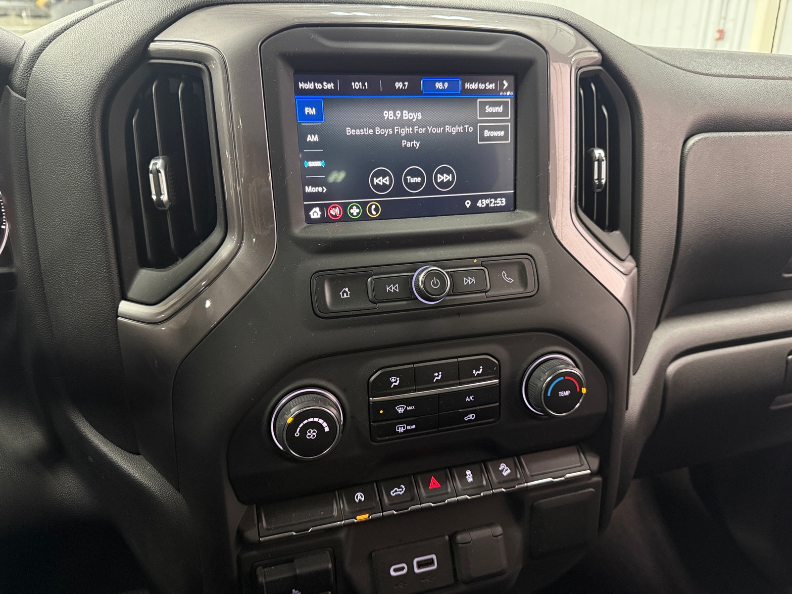 Thumbnail: 2021 Chevrolet Silverado 1500 - 4