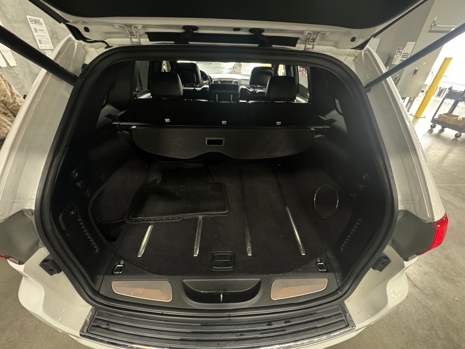 Thumbnail: 2017 Jeep Grand Cherokee - 6