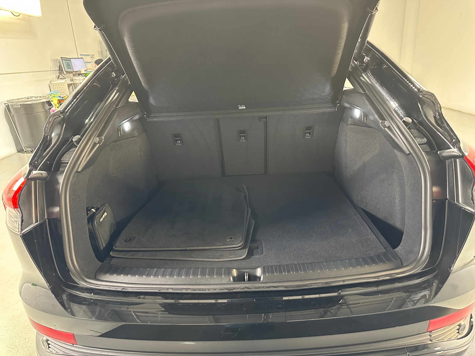 Thumbnail: 2025 Audi Q4 e-tron - 6