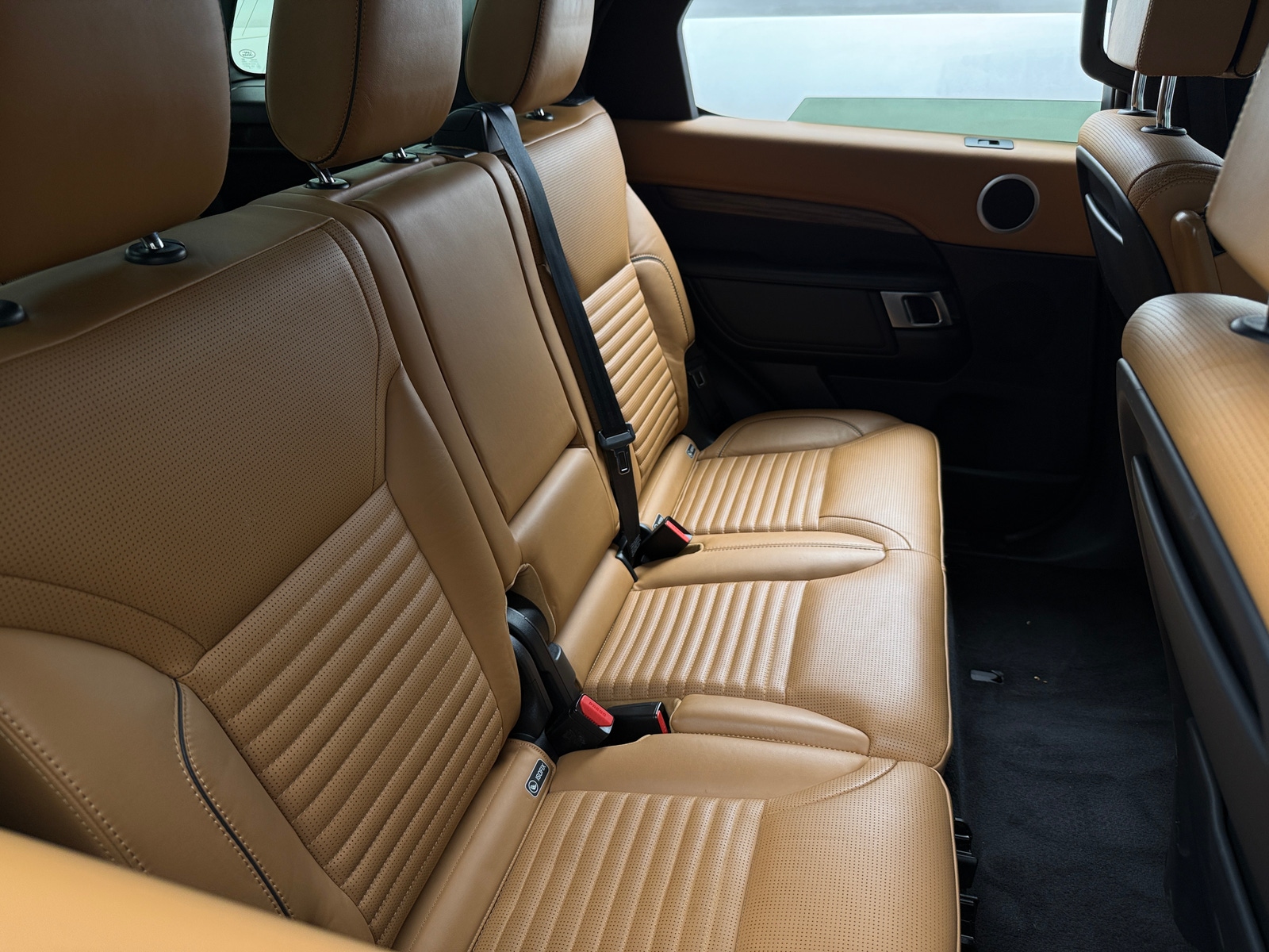 Thumbnail: 2020 Land Rover Discovery - 5