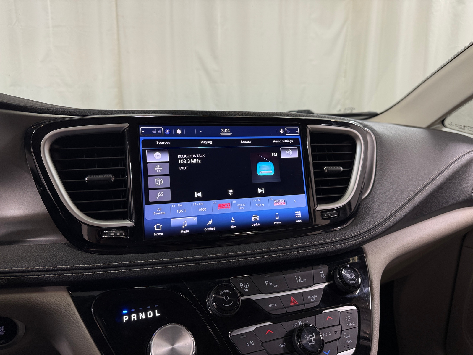 Thumbnail: 2021 Chrysler Pacifica - 3