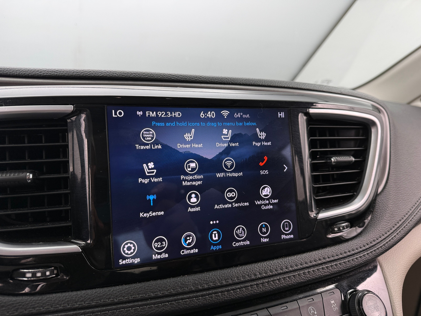 Thumbnail: 2018 Chrysler Pacifica - 3