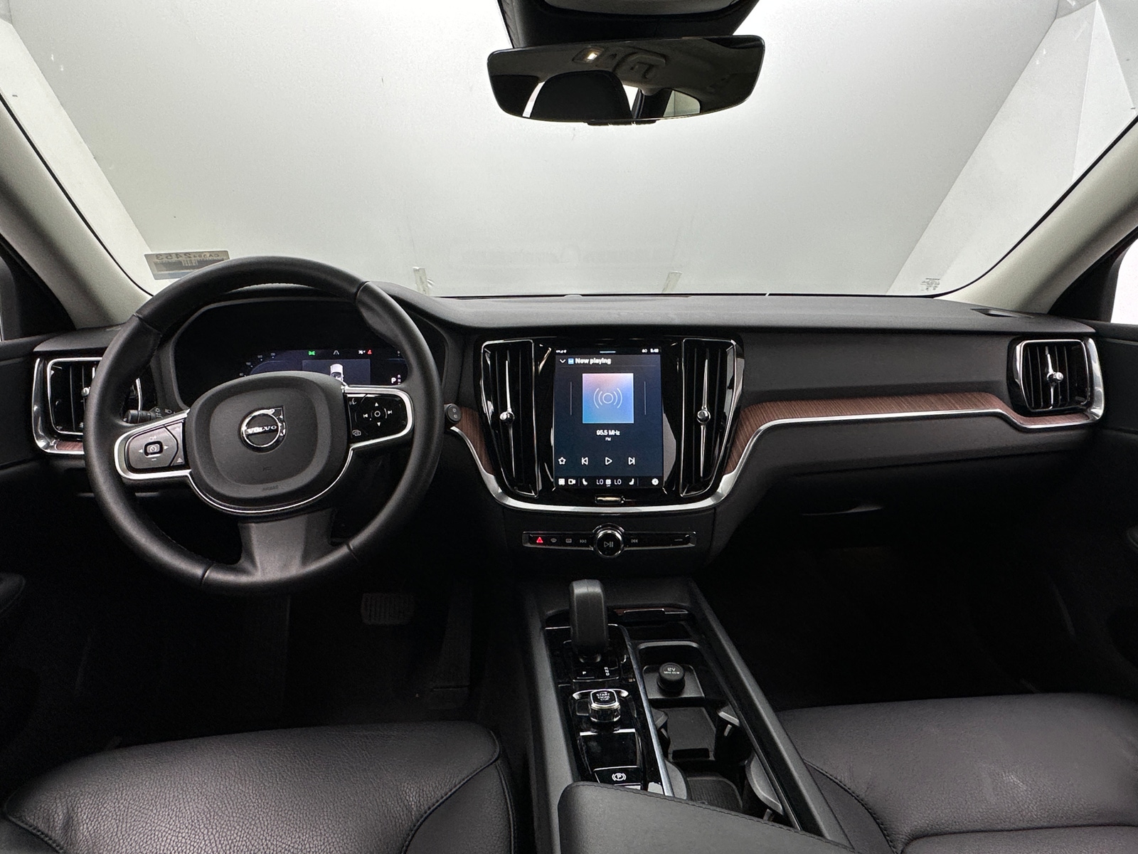 Thumbnail: 2025 Volvo V60 - 2