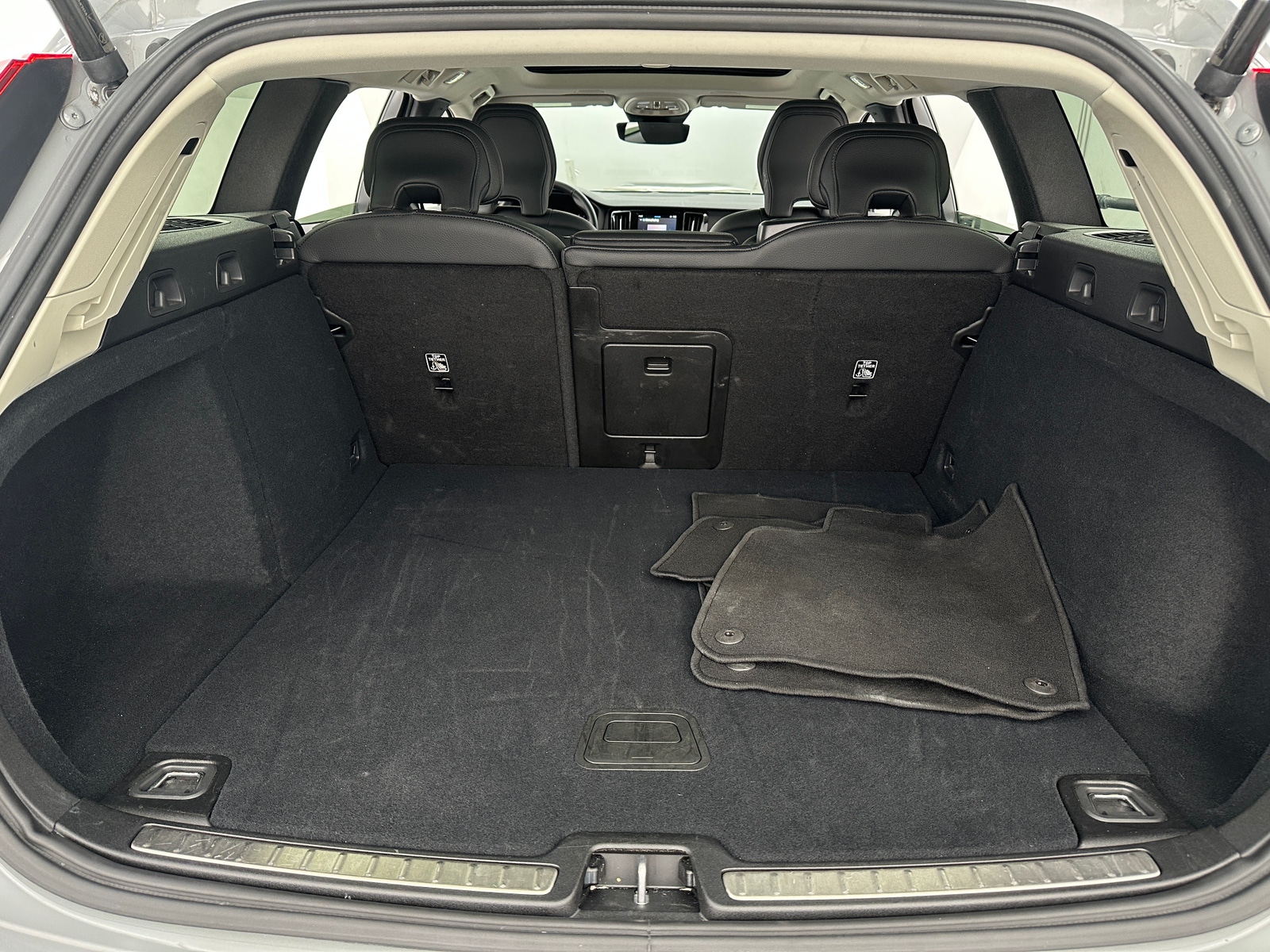 Thumbnail: 2025 Volvo V60 - 6