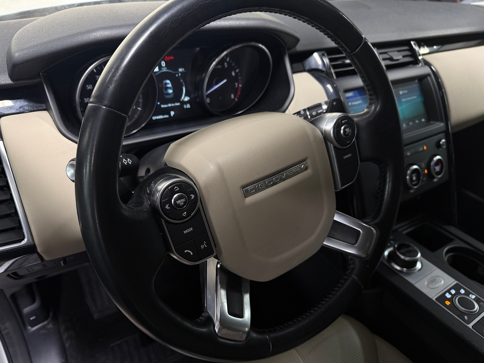 Thumbnail: 2018 Land Rover Discovery - 4