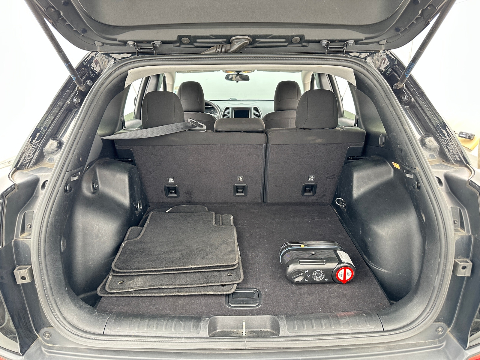 Thumbnail: 2020 Jeep Cherokee - 7