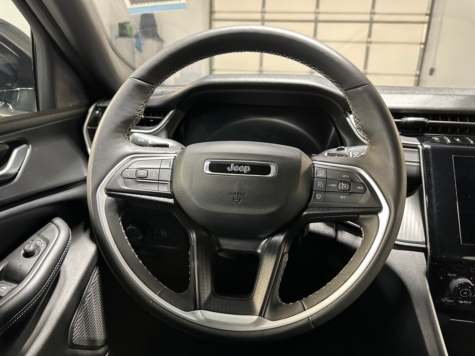 Thumbnail: 2024 Jeep Grand Cherokee L - 5