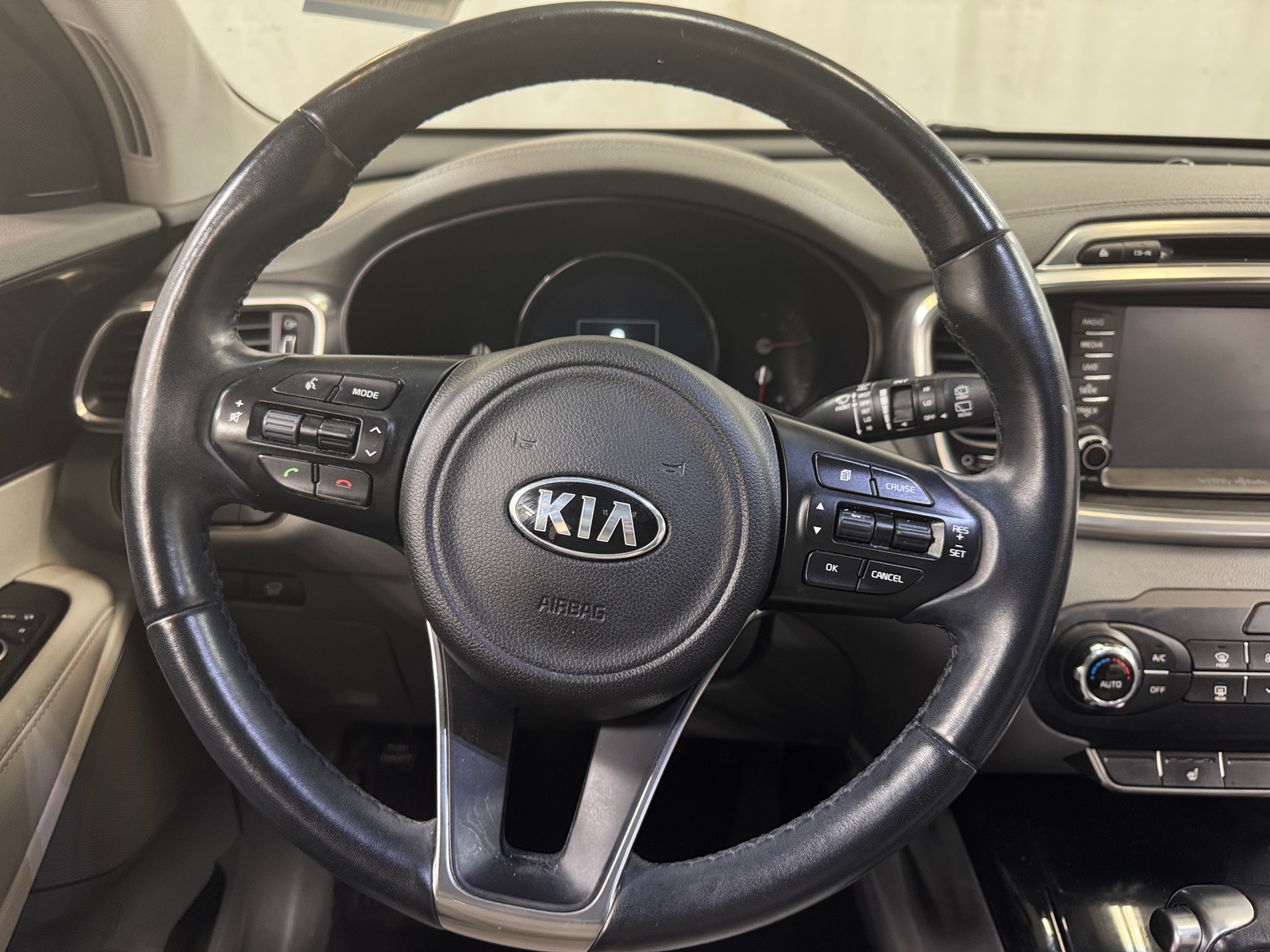 Thumbnail: 2017 Kia Sorento - 4