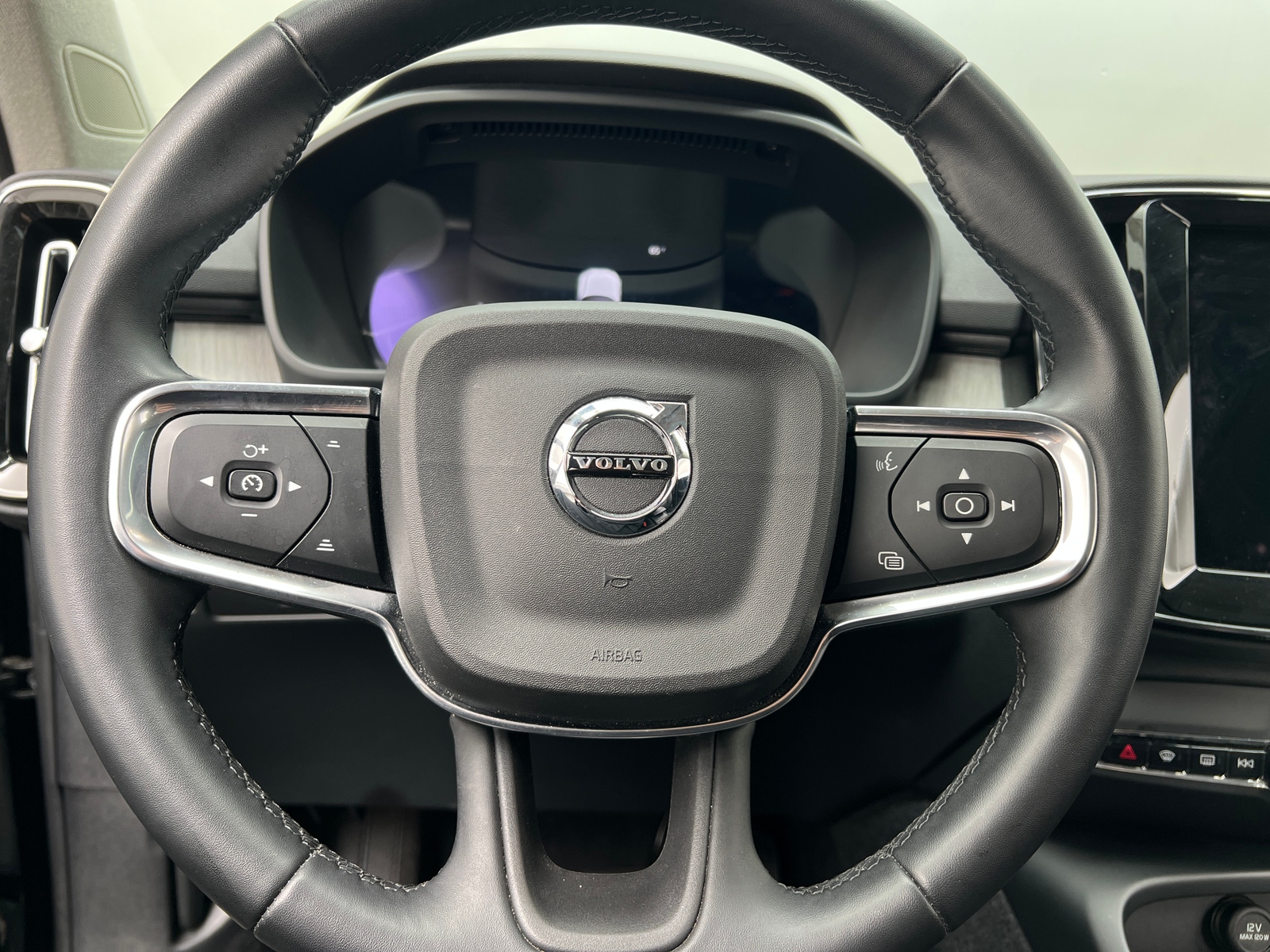 Thumbnail: 2024 Volvo XC40 - 4