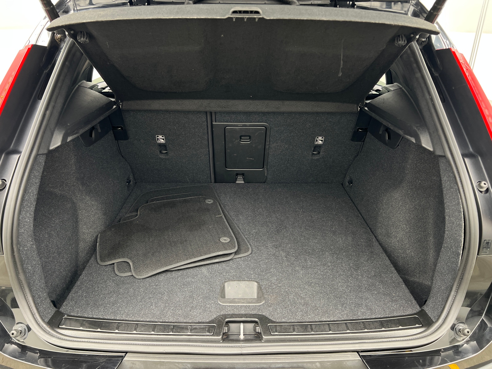 Thumbnail: 2024 Volvo XC40 - 6