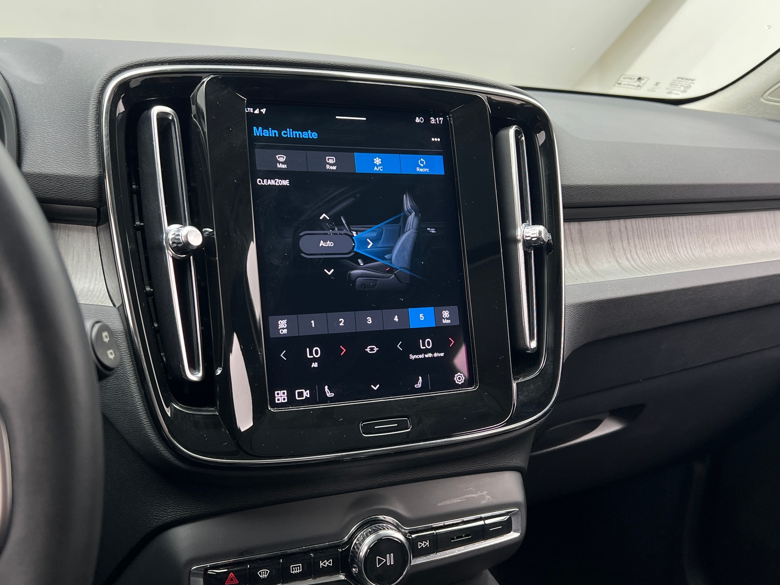 Thumbnail: 2024 Volvo XC40 - 3