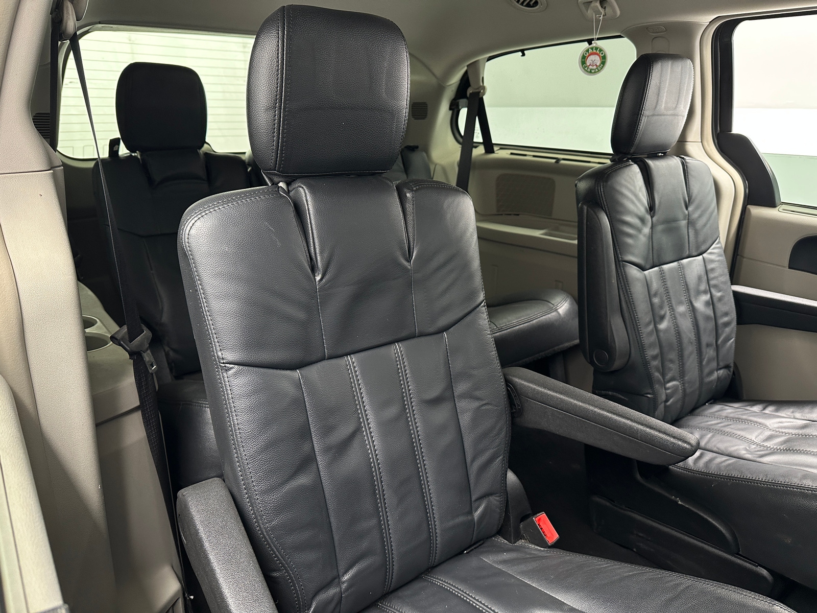 Thumbnail: 2016 Chrysler Town & Country - 5