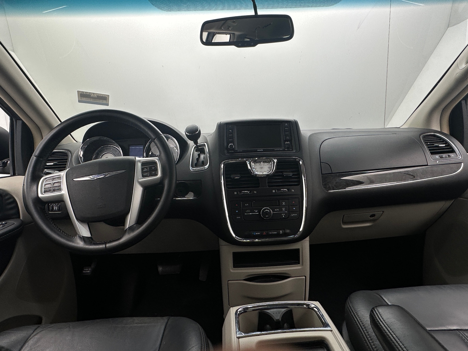 Thumbnail: 2016 Chrysler Town & Country - 2