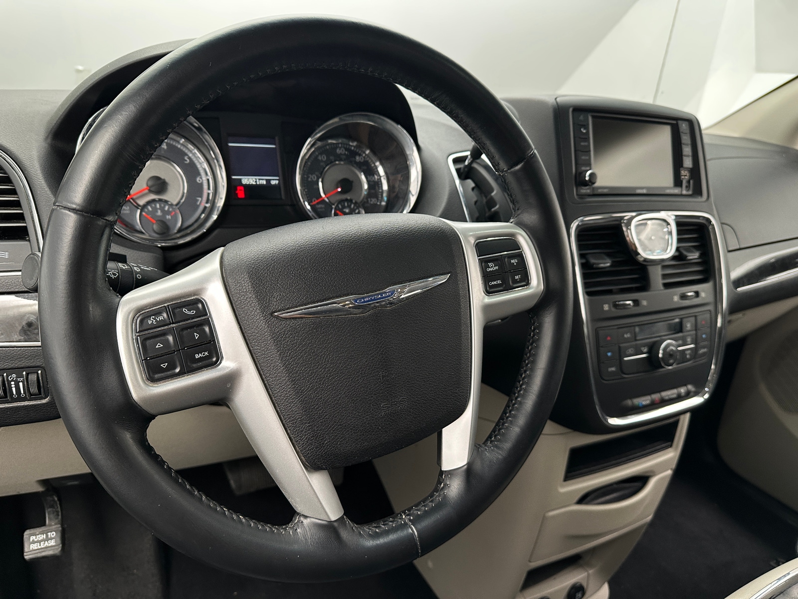 Thumbnail: 2016 Chrysler Town & Country - 4