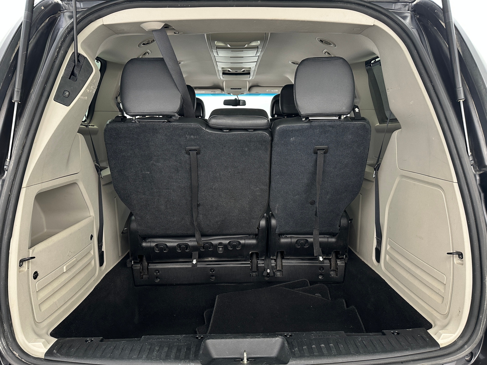 Thumbnail: 2016 Chrysler Town & Country - 6