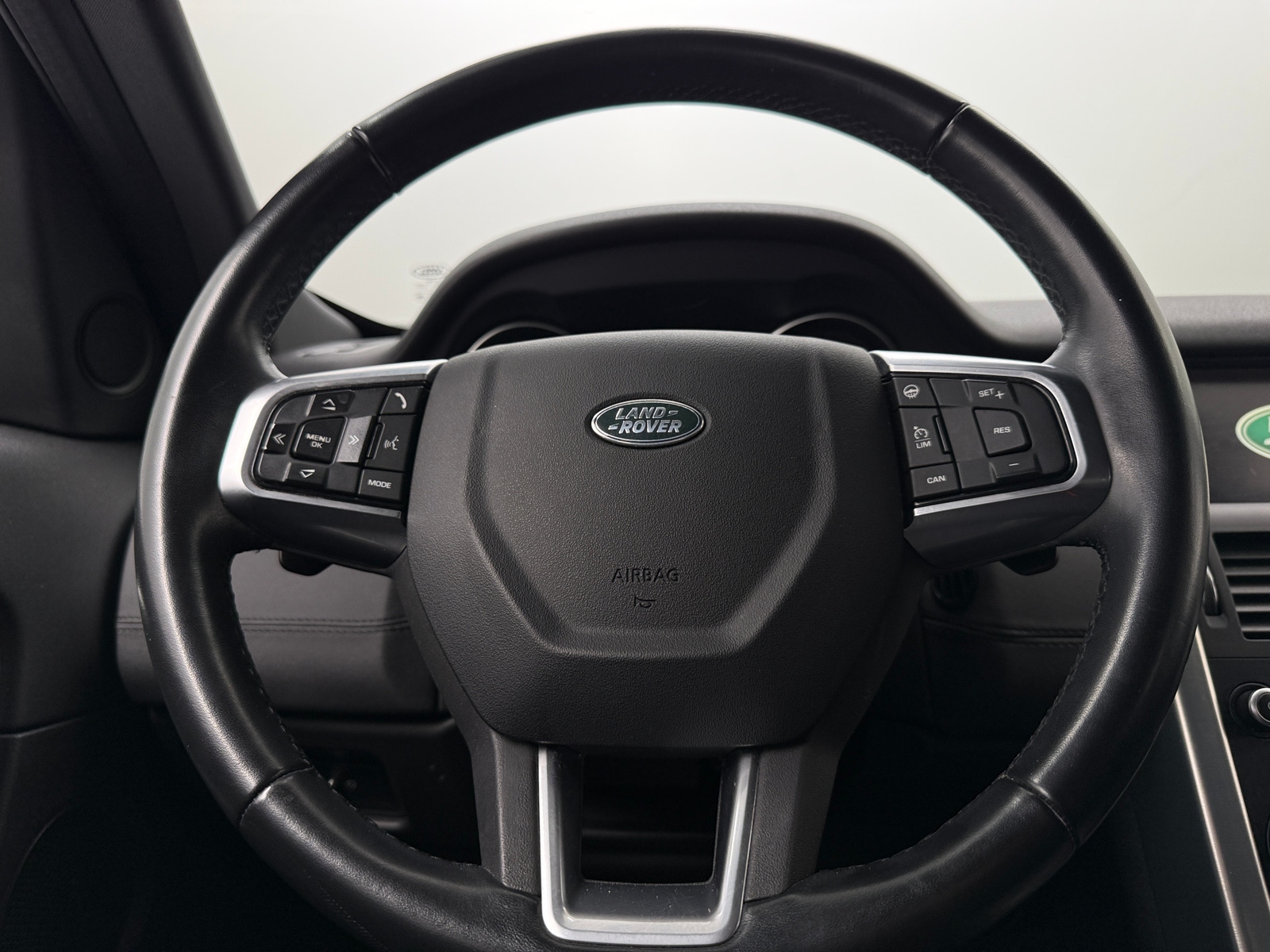 Thumbnail: 2019 Land Rover Discovery Sport - 4