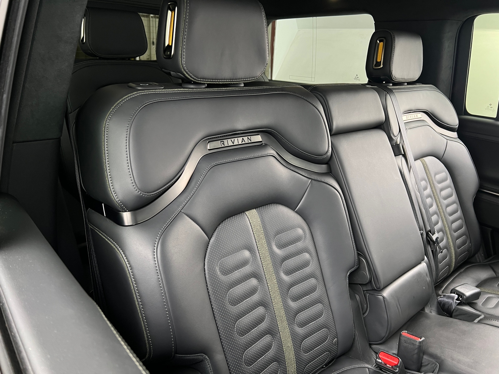 Thumbnail: 2025 Rivian R1S - 5