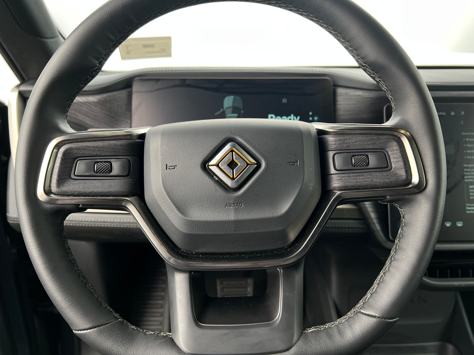 Thumbnail: 2025 Rivian R1S - 4