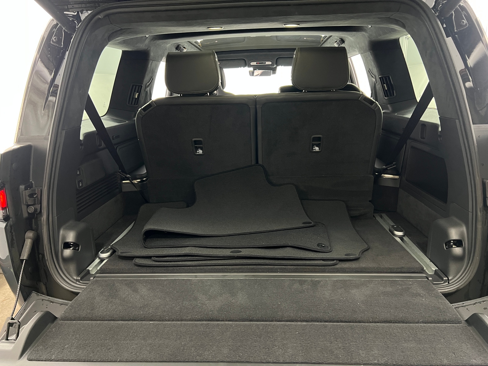 Thumbnail: 2025 Rivian R1S - 6